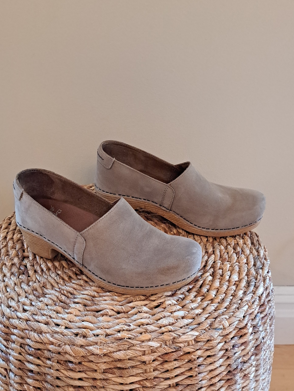 Dansko Womens Classic‎ Boho/Preppy/Athleisure Taupe Suede Clog Shoes EU38/7.5-8